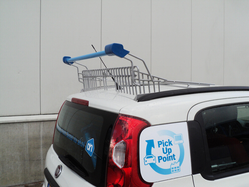 Autoreclame - Voor Ahold heeft Blowups een winkelwagen gerealiseerd op het dak van een reclameauto