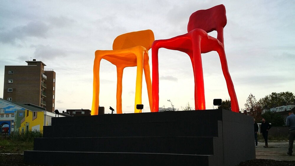 foto Uitvergroting stoelen ontwerper Maarten Baas