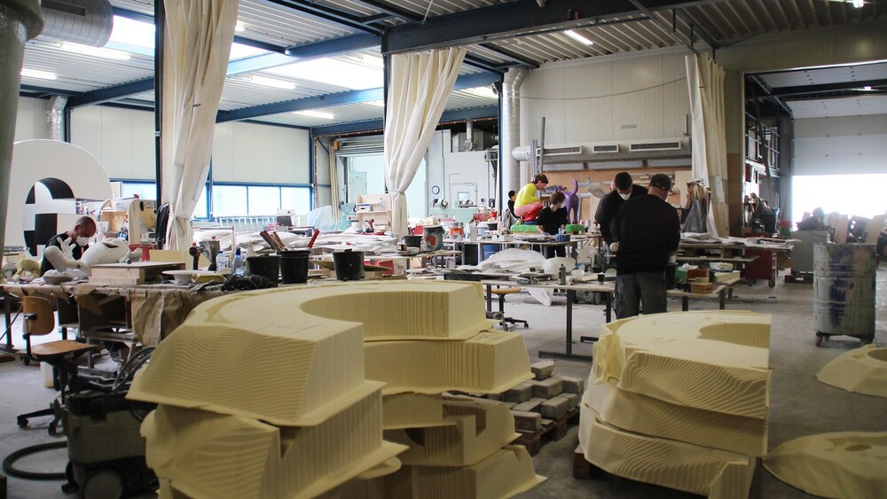Megakool van polyester, vervaardigd door Blowups. De grote kool is voor selfies in Broek op Langedijk, de koolgemeente