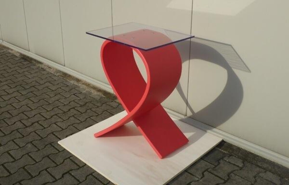 Sta-tafel in de vorm van het logo van Red Ribbon. In opdracht van Plaat Reklame gemaakt.