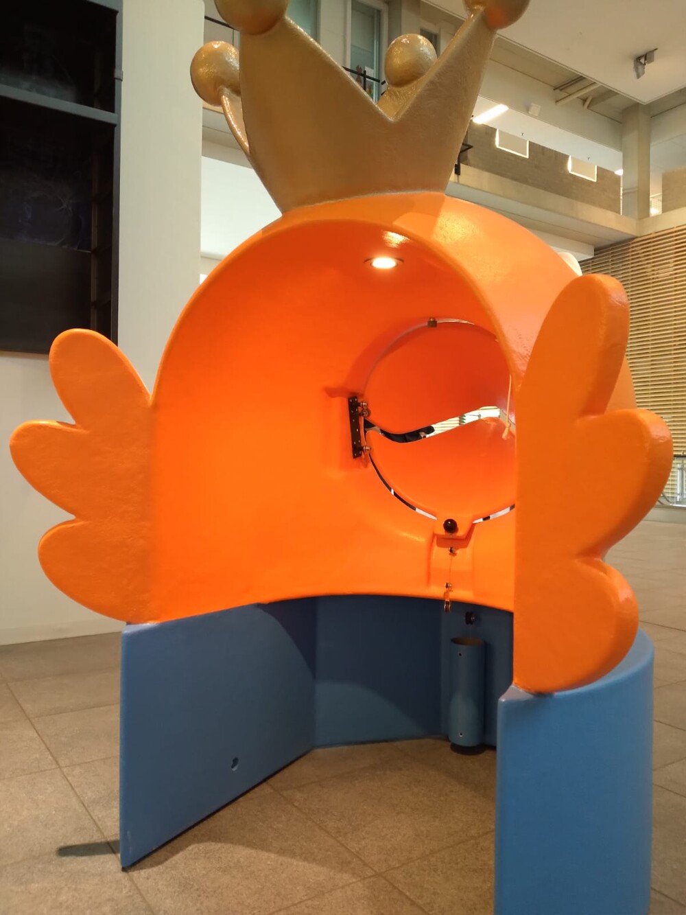 Speelvogeltje KiK, op maat gemaakt speeltoestel voor Willem-Alexander Kinderziekenhuis.