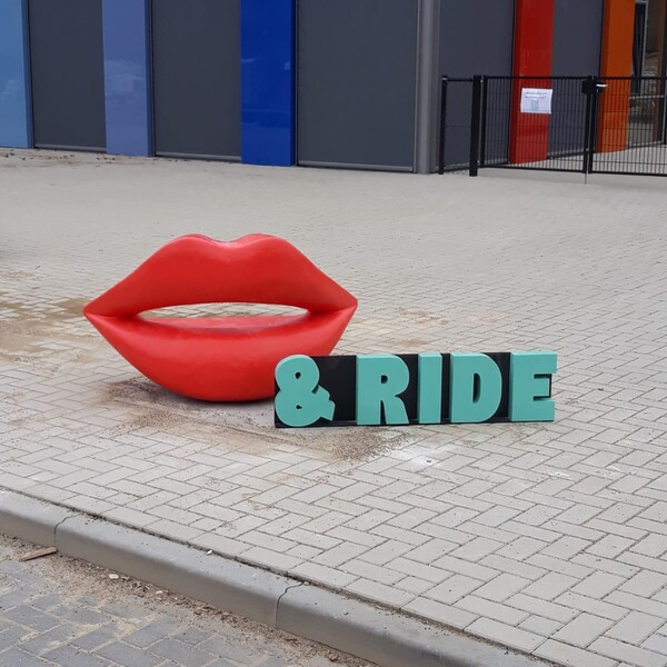 Kiss & Ride sign