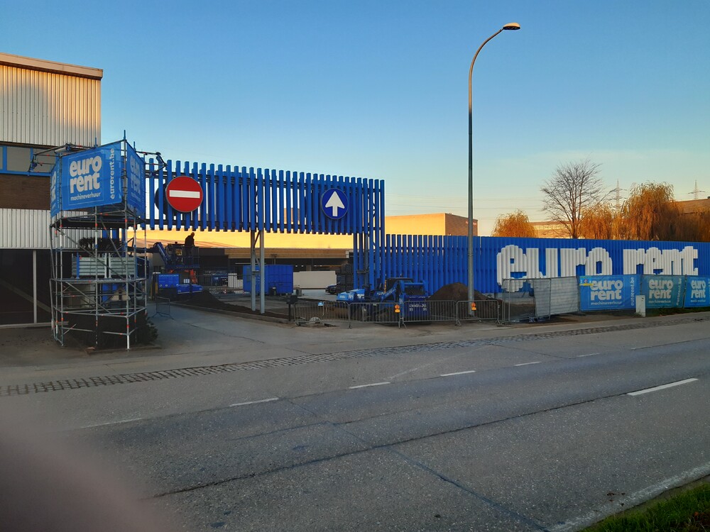 Een grote logowand voor het verhuurbedrijf Eurorent in Belgie.
