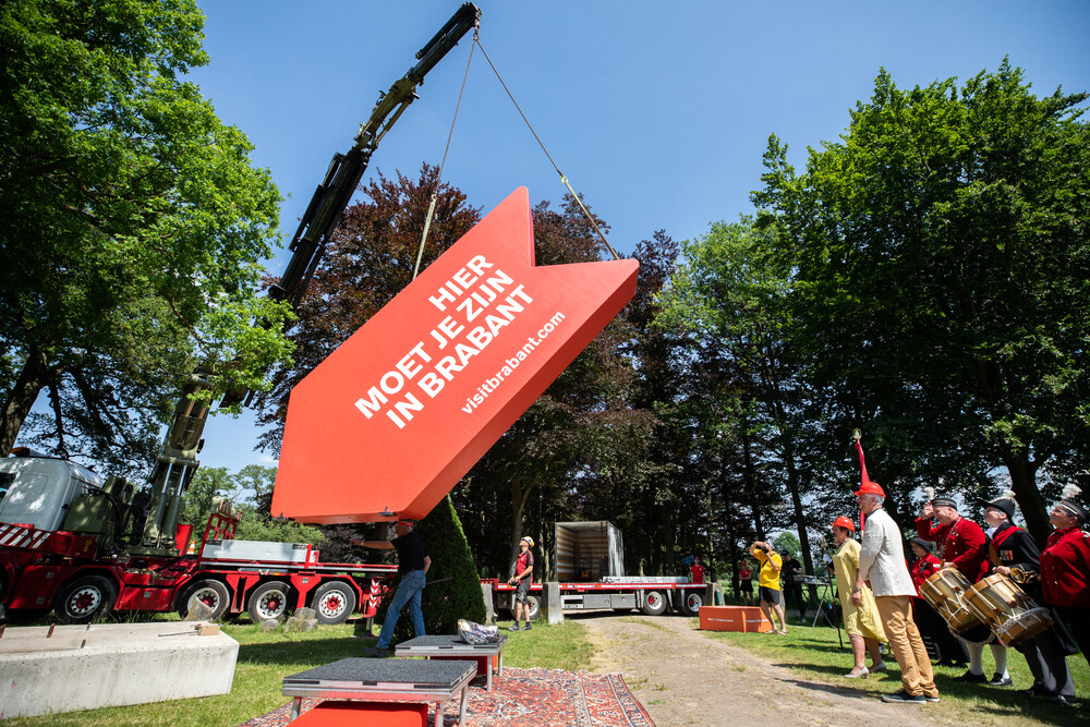 Grote rode pijl voor VisitBrabant