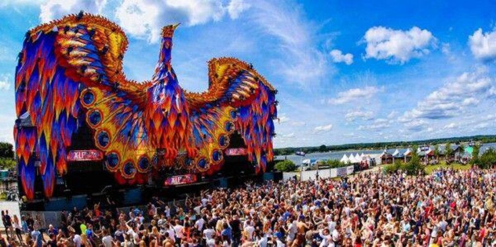 Blikvangers - In opdracht van Matrixx realiseerde Blowups de vogelkop voor het Dreamfields festival in 2013.