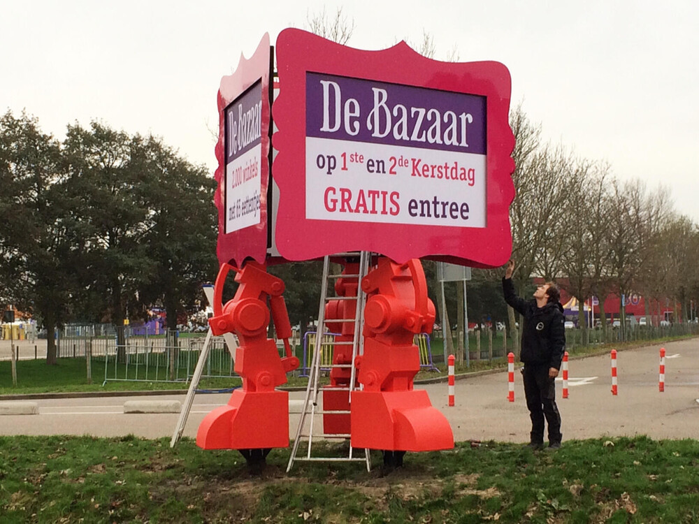 Grote dierenpoten als 3D effect bij reclamezuilen