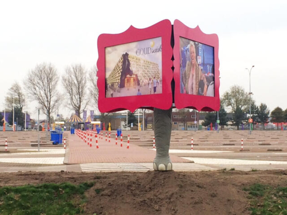 Grote dierenpoten als 3D effect bij reclamezuilen