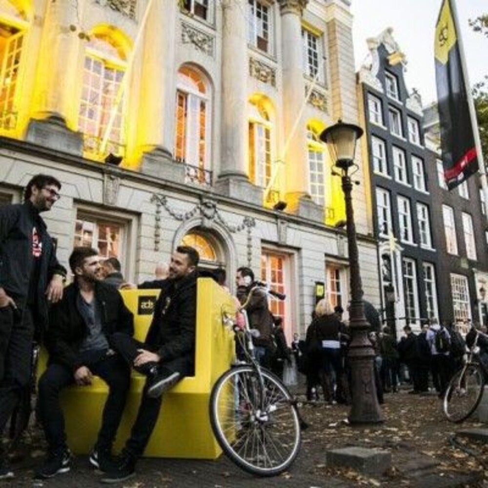 Gele banken Amsterdam Dance Event in vorm van logo