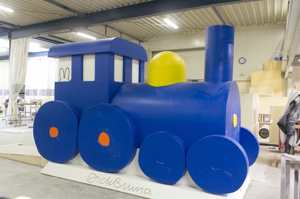 Blauwe locomotief voor stationshal van Utrecht Centraal. Nijntjes stoomtrein in het groot.