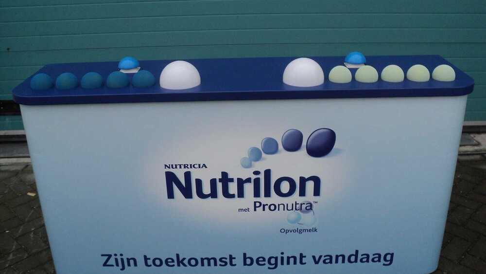 Blowups realiseerde voor BLGP Creative Productions een blow up van het product Nutrilon.  Andere blowups die in onze werkplaats zijn gemaakt:  Een groot kunststof melkpak als display voor Tetra Pak Extra grote kazen voor Flink Grote kunststof koffiebekers