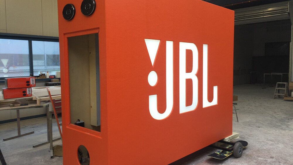 foto 2,5 meter hoge blowup van JBL bluetooth luidspreker