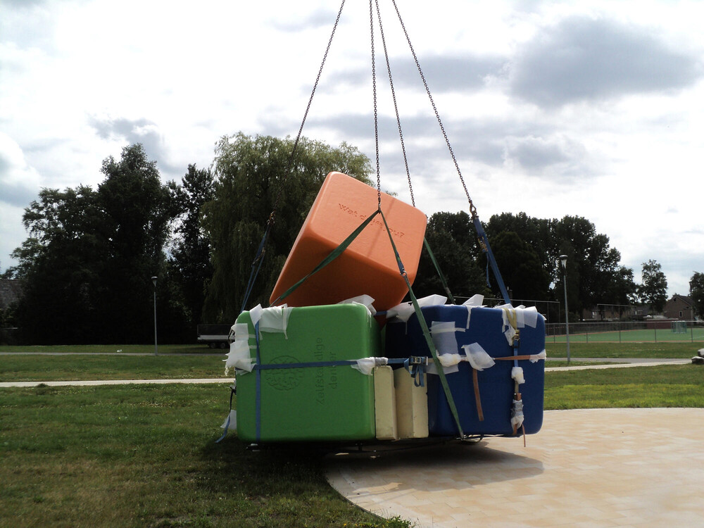 Uitvergrootte dobbelstenen. Blowup van dobbelstenen voor Esdal College. In opdracht en naar ontwerp van Millie Vanillie.