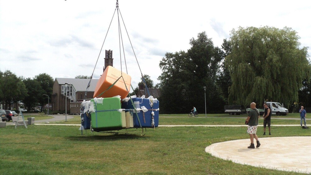 Uitvergrootte dobbelstenen. Blowup van dobbelstenen voor Esdal College. In opdracht en naar ontwerp van Millie Vanillie.