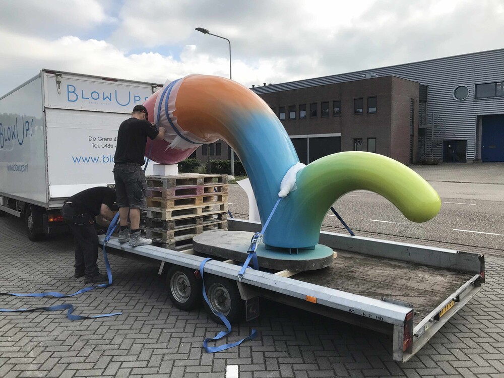 Polyester beeld 'Bounce' in opdracht van Nine Yards Skatepark Co.  Ontwerp door streetartist Ruben Sanchez.