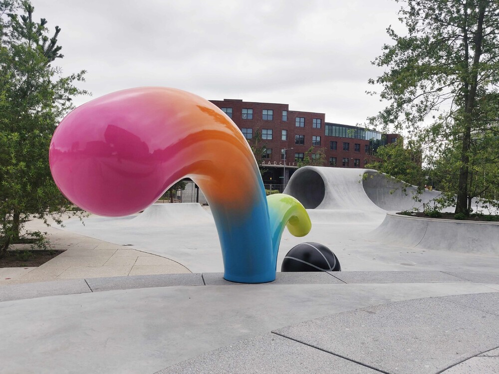 Polyester beeld 'Bounce' in opdracht van Nine Yards Skatepark Co.  Ontwerp door streetartist Ruben Sanchez.