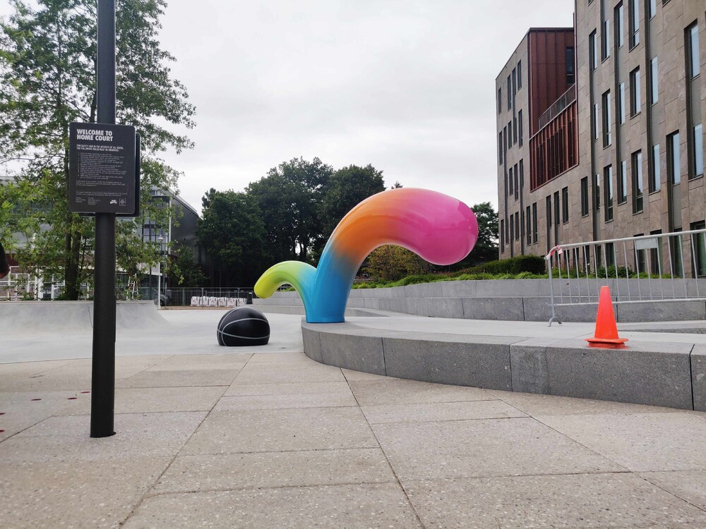 Polyester beeld 'Bounce' in opdracht van Nine Yards Skatepark Co.  Ontwerp door streetartist Ruben Sanchez.