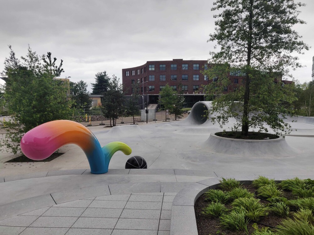 Polyester beeld 'Bounce' in opdracht van Nine Yards Skatepark Co.  Ontwerp door streetartist Ruben Sanchez.