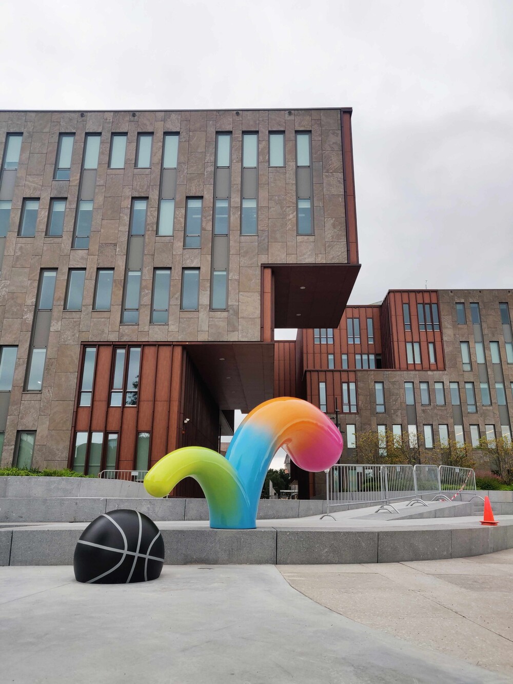 Polyester beeld 'Bounce' in opdracht van Nine Yards Skatepark Co.  Ontwerp door streetartist Ruben Sanchez.