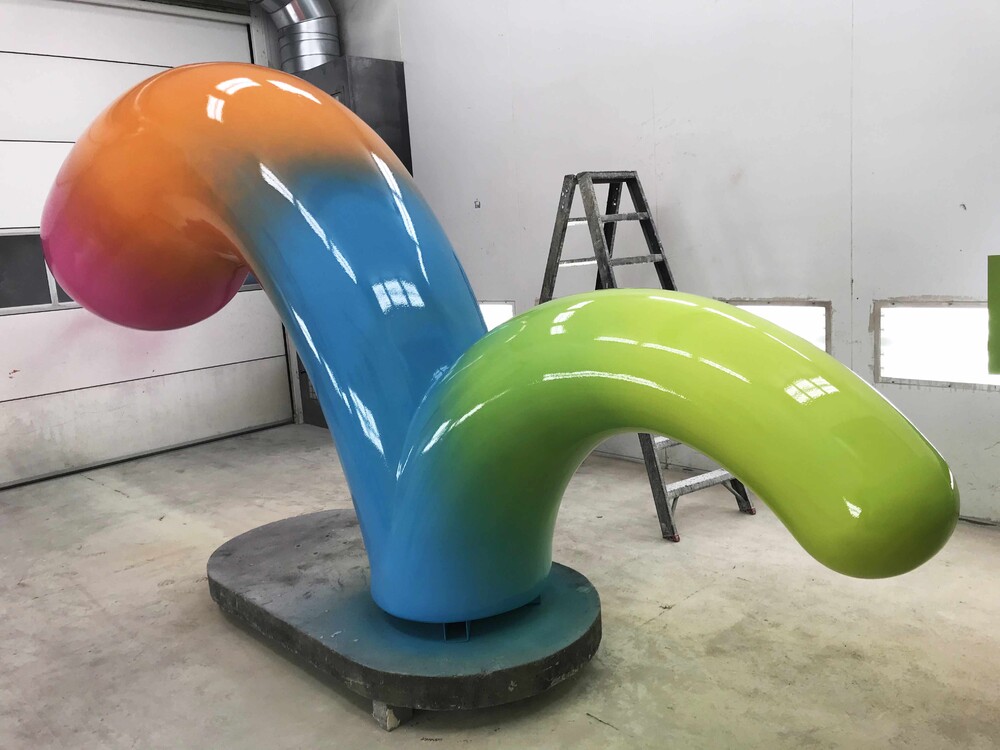 Polyester beeld 'Bounce' in opdracht van Nine Yards Skatepark Co.  Ontwerp door streetartist Ruben Sanchez.