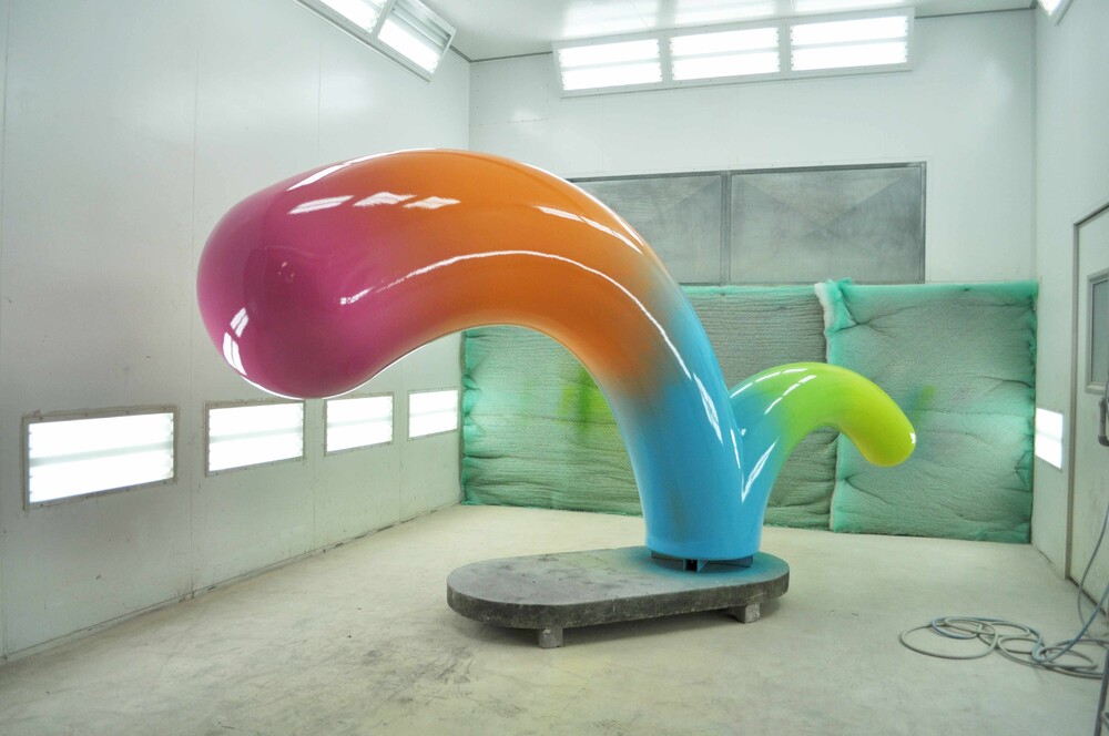 Polyester beeld 'Bounce' in opdracht van Nine Yards Skatepark Co.  Ontwerp door streetartist Ruben Sanchez.