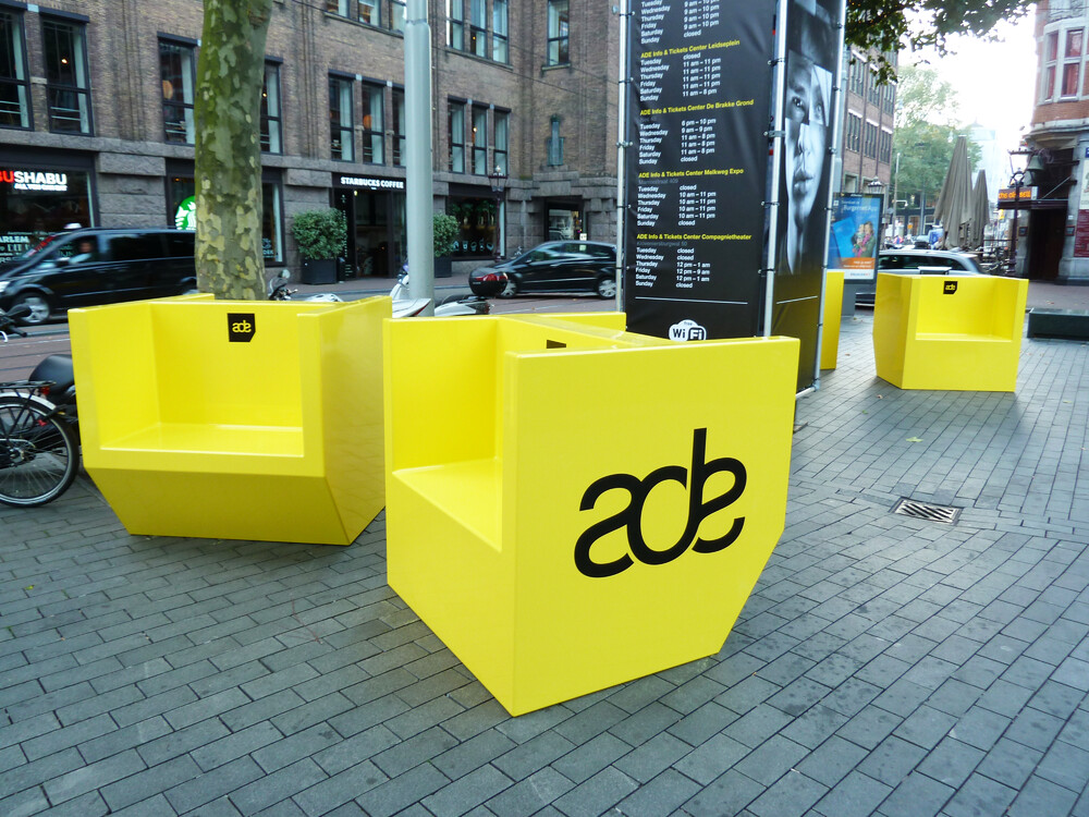 Gele banken Amsterdam Dance Event in vorm van logo