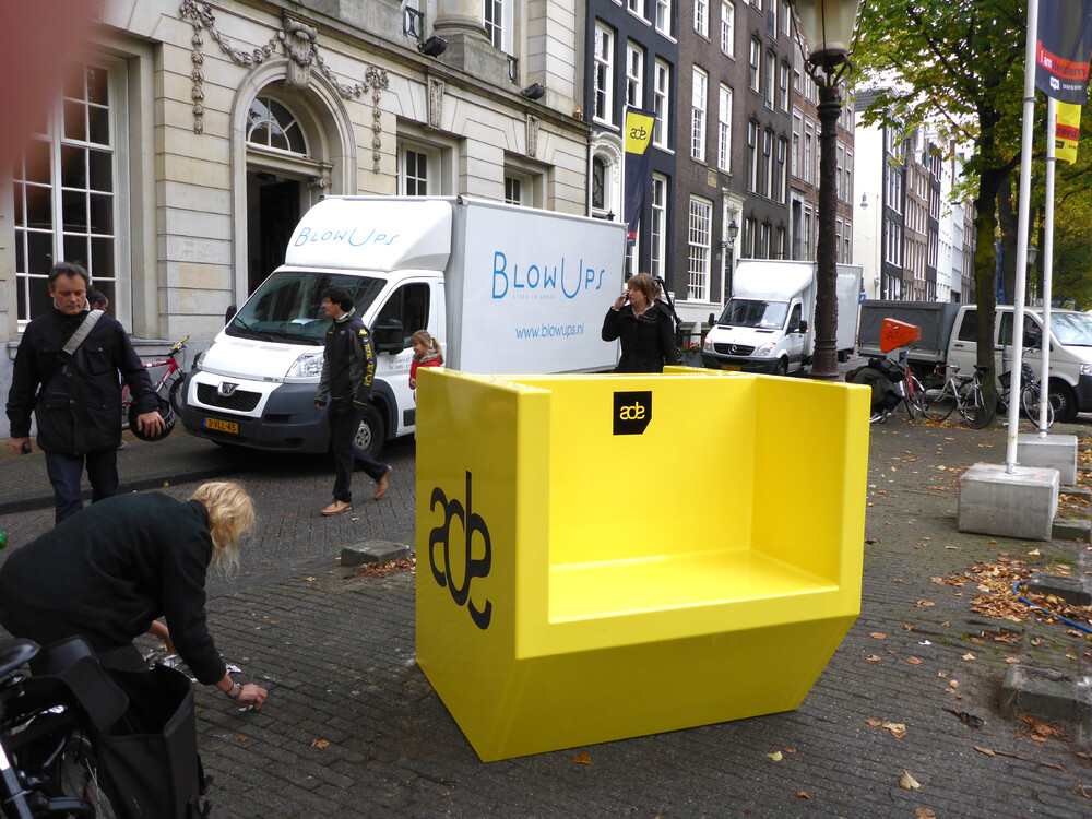Gele banken Amsterdam Dance Event in vorm van logo
