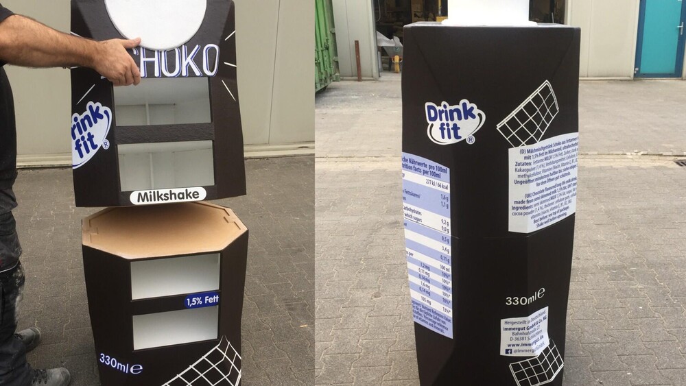 Demontabele display voor Tetra Pak. De uitvergroting van dit Schoko pak is opgedeeld in twee delen, zodat deze makkelijk vervoerbaar is naar beurzen.
