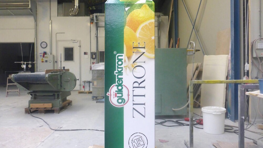 Uitvergroting verpakking Güldenkron. In opdracht van Tetra Pak maakte Blowups een uitvergroting van een verpakking van Güldenkron’s Zitrone Fruchtsaft. Deze grote mock-ups worden gebruikt voor product presentaties op beurzen of voor retail marketing in winkels.