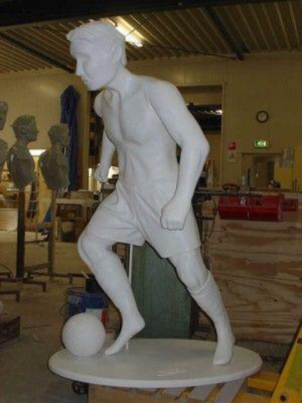 foto 3D statue soccer player Nike