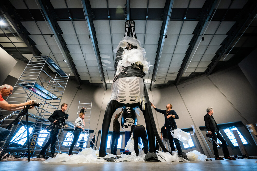 Een handstand in NEMO, een polyester kunstwerk voor NEMO's nieuwe tentoonstelling Humania. Het grote polyester beeld werd ontworpen door kunstenaar Florentijn Hofman en gemaakt door Blowups Reclameobjecten in Heijen.