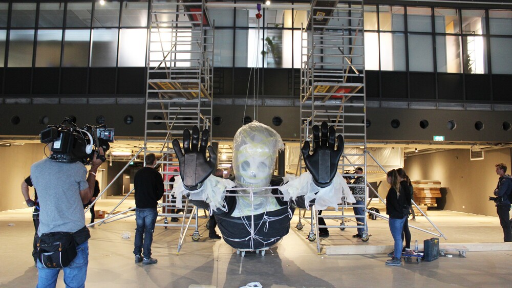 Een handstand in NEMO, een polyester kunstwerk voor NEMO's nieuwe tentoonstelling Humania. Het grote polyester beeld werd ontworpen door kunstenaar Florentijn Hofman en gemaakt door Blowups Reclameobjecten in Heijen.