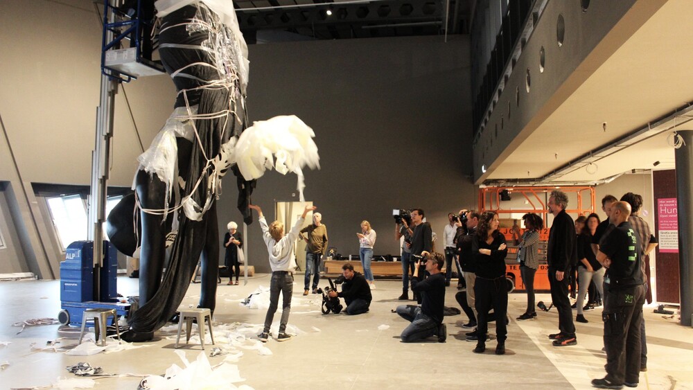 Een handstand in NEMO, een polyester kunstwerk voor NEMO's nieuwe tentoonstelling Humania. Het grote polyester beeld werd ontworpen door kunstenaar Florentijn Hofman en gemaakt door Blowups Reclameobjecten in Heijen.