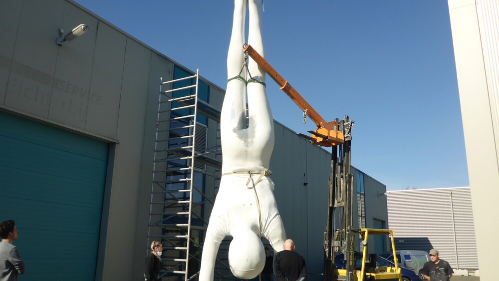 Een handstand in NEMO, een polyester kunstwerk voor NEMO's nieuwe tentoonstelling Humania. Het grote polyester beeld werd ontworpen door kunstenaar Florentijn Hofman en gemaakt door Blowups Reclameobjecten in Heijen.