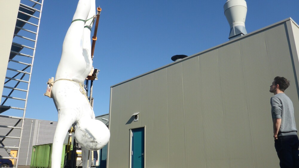 Een handstand in NEMO, een polyester kunstwerk voor NEMO's nieuwe tentoonstelling Humania. Het grote polyester beeld werd ontworpen door kunstenaar Florentijn Hofman en gemaakt door Blowups Reclameobjecten in Heijen.