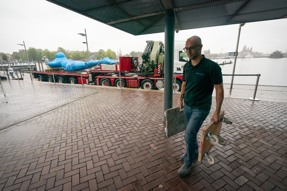 Een handstand in NEMO, een polyester kunstwerk voor NEMO's nieuwe tentoonstelling Humania. Het grote polyester beeld werd ontworpen door kunstenaar Florentijn Hofman en gemaakt door Blowups Reclameobjecten in Heijen.