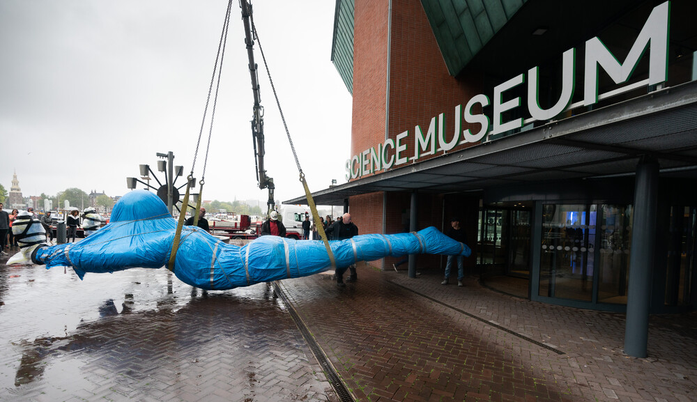 Een handstand in NEMO, een polyester kunstwerk voor NEMO's nieuwe tentoonstelling Humania. Het grote polyester beeld werd ontworpen door kunstenaar Florentijn Hofman en gemaakt door Blowups Reclameobjecten in Heijen.