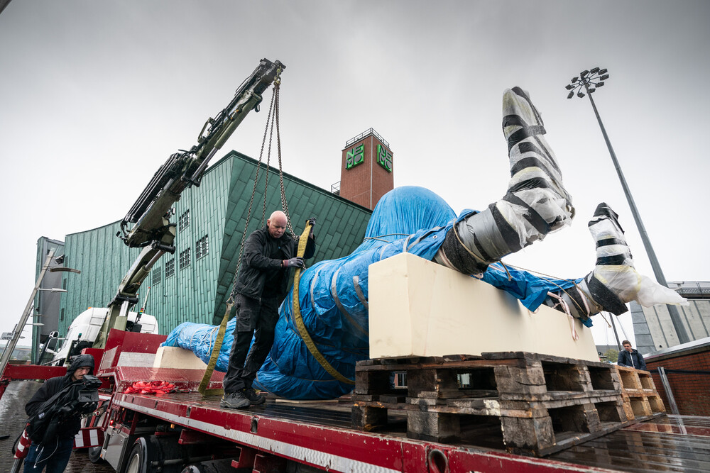 Een handstand in NEMO, een polyester kunstwerk voor NEMO's nieuwe tentoonstelling Humania. Het grote polyester beeld werd ontworpen door kunstenaar Florentijn Hofman en gemaakt door Blowups Reclameobjecten in Heijen.