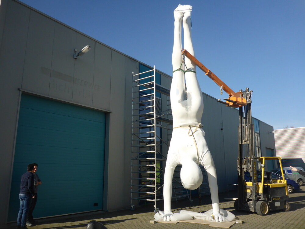 Een handstand in NEMO, een polyester kunstwerk voor NEMO's nieuwe tentoonstelling Humania. Het grote polyester beeld werd ontworpen door kunstenaar Florentijn Hofman en gemaakt door Blowups Reclameobjecten in Heijen.