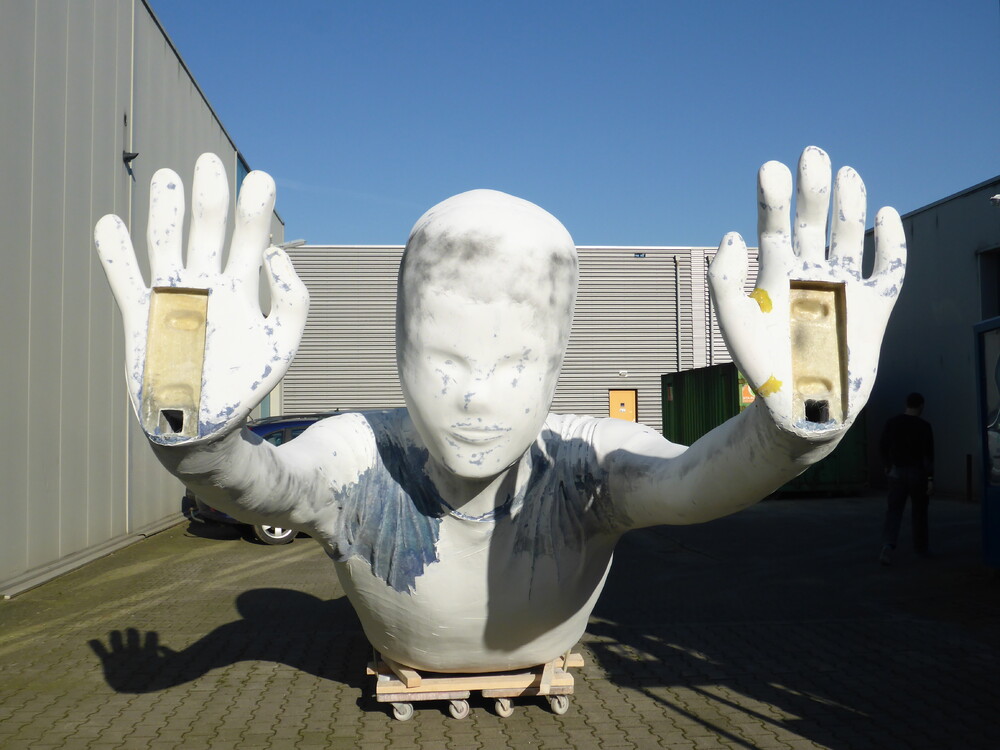 Een handstand in NEMO, een polyester kunstwerk voor NEMO's nieuwe tentoonstelling Humania. Het grote polyester beeld werd ontworpen door kunstenaar Florentijn Hofman en gemaakt door Blowups Reclameobjecten in Heijen.