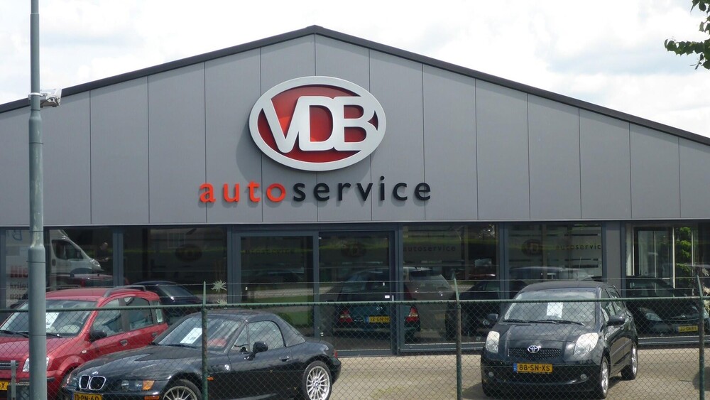 Gevelreclame van VDB Autoservice in Oeffelt. Blowups maakt bijzondere gevelreclame. Met unieke 3d objecten of 3d letters.