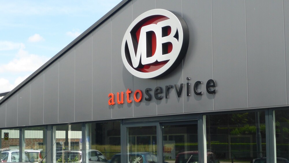 Gevelreclame van VDB Autoservice in Oeffelt. Blowups maakt bijzondere gevelreclame. Met unieke 3d objecten of 3d letters.