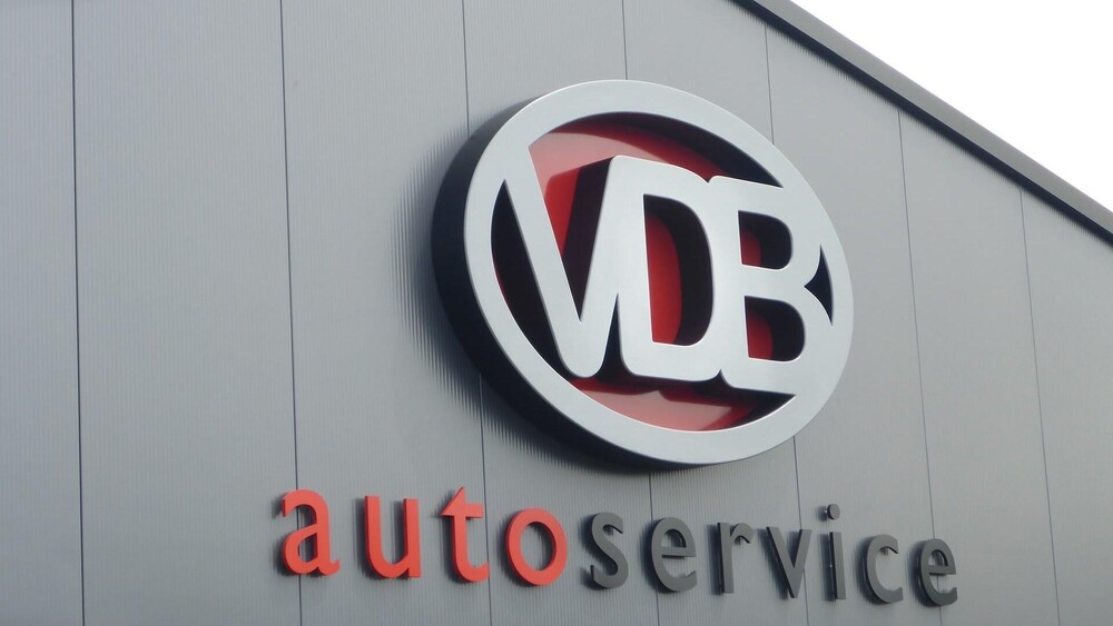 Gevelreclame van VDB Autoservice in Oeffelt. Blowups maakt bijzondere gevelreclame. Met unieke 3d objecten of 3d letters.