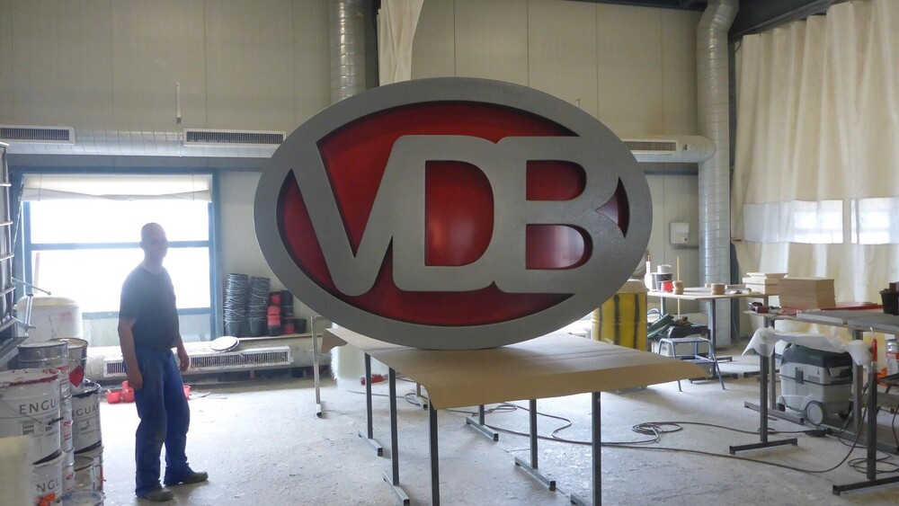 Gevelreclame van VDB Autoservice in Oeffelt. Blowups maakt bijzondere gevelreclame. Met unieke 3d objecten of 3d letters.