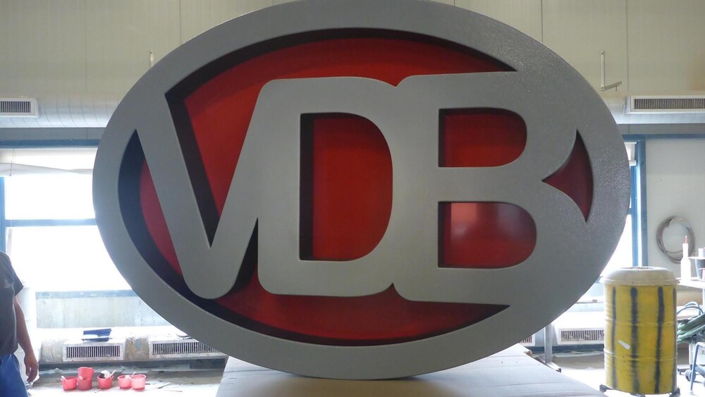 Gevelreclame van VDB Autoservice in Oeffelt. Blowups maakt bijzondere gevelreclame. Met unieke 3d objecten of 3d letters.