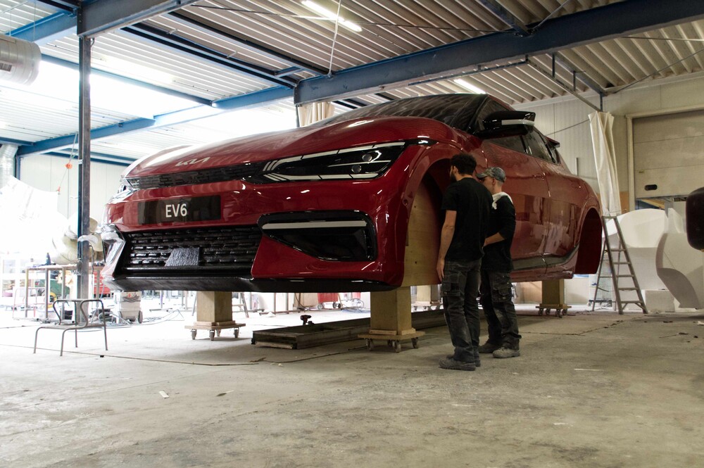 Giant KIA EV6 voor KIA Motors Nederland, blikvanger langs de A2 in Breukelen.