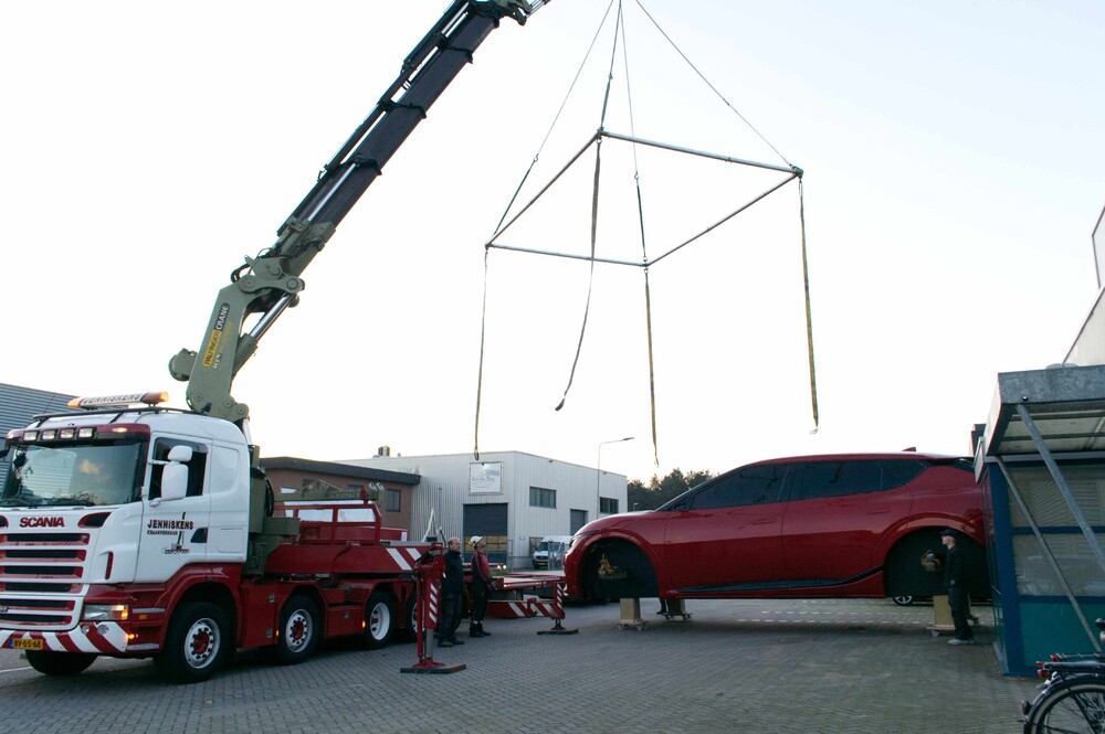 Giant KIA EV6 voor KIA Motors Nederland, blikvanger langs de A2 in Breukelen.