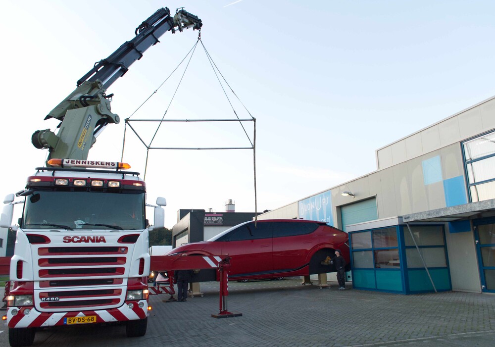 Giant KIA EV6 voor KIA Motors Nederland, blikvanger langs de A2 in Breukelen.