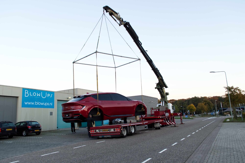 Giant KIA EV6 produced for KIA NL. Large eyecatcher near the highway.