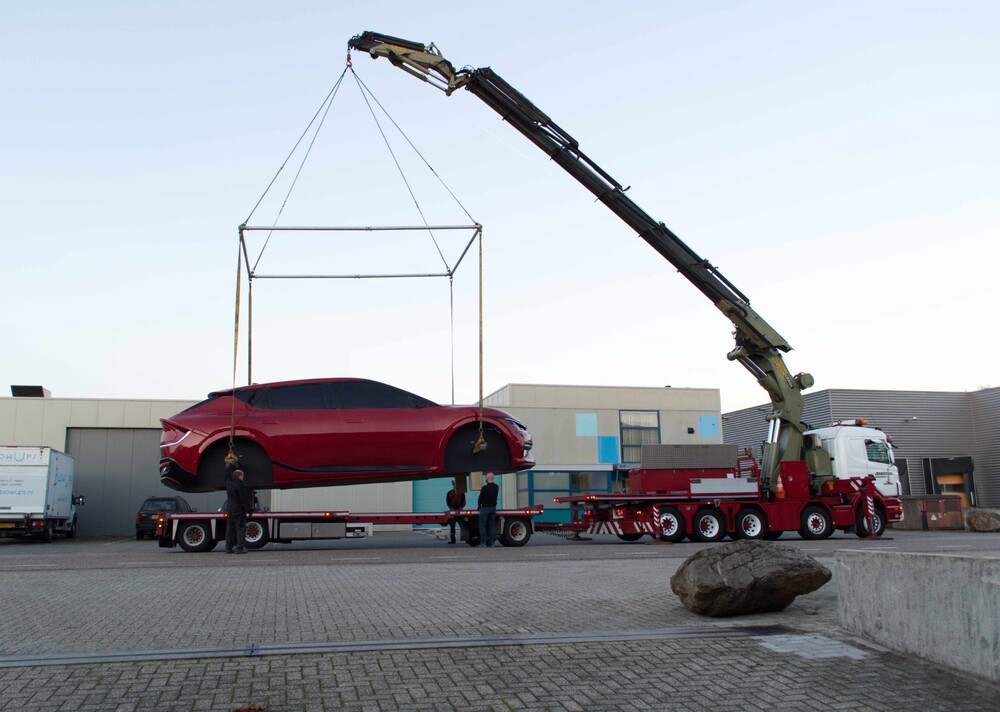 Giant KIA EV6 produced for KIA NL. Large eyecatcher near the highway.