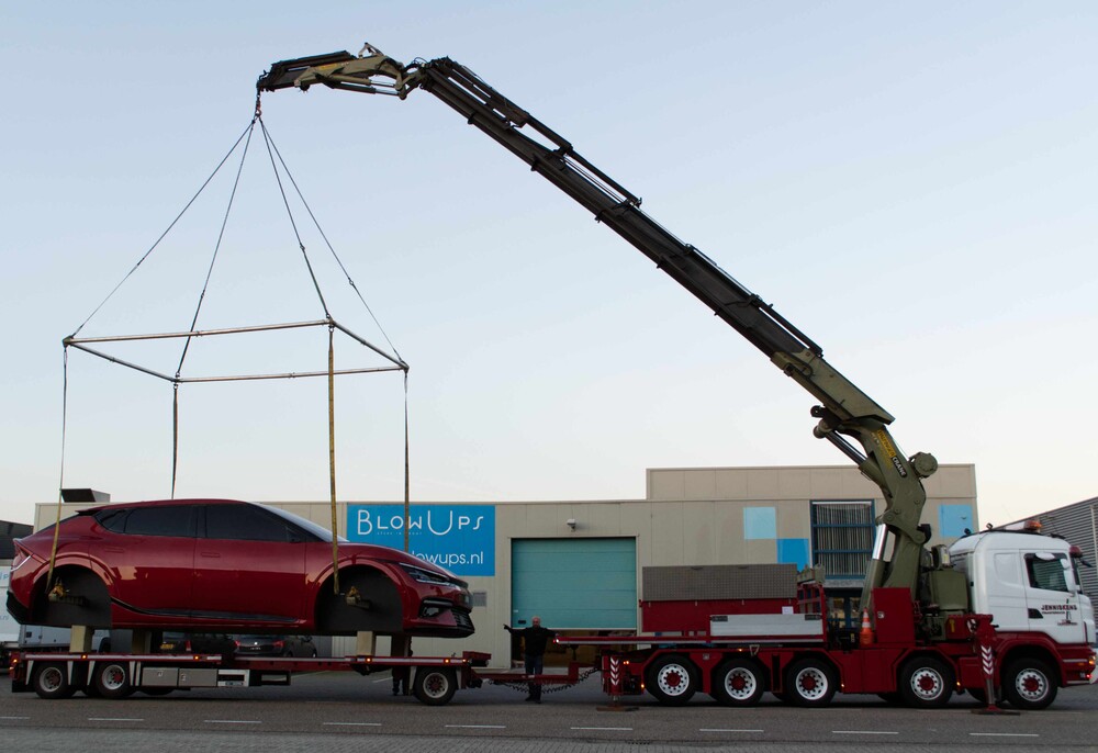 Giant KIA EV6 voor KIA Motors Nederland, blikvanger langs de A2 in Breukelen.